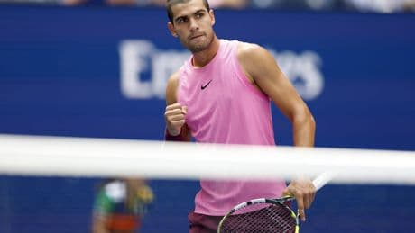 Alcaraz vuelve a asombrar y ganar en el US Open pese a unas molestias en la rodilla derecha