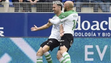 El Racing de Santander remonta ante un Huesca que acaba con ocho jugadores