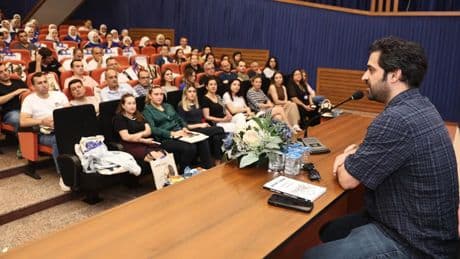 Oyuncu Uğur Uzunel, Marmarabirlik işçileriyle Rıfat Ilgaz’ı konuştu