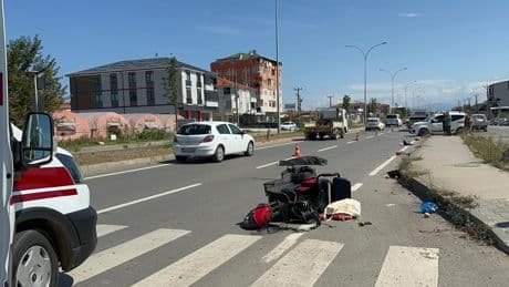 Sakarya'da otomobil, elektrikli motosiklete çarptı; anne öldü, kızı ağır yaralandı