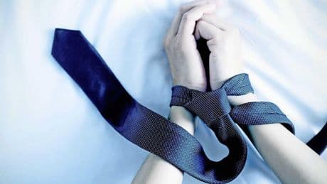 Dorien (56) huurde een gigolo in: ’Eindelijk eens wat anders dan mijn satisfyer’