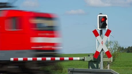 Unfall: Radfahrer an geschlossener Schranke von Zug erfasst
