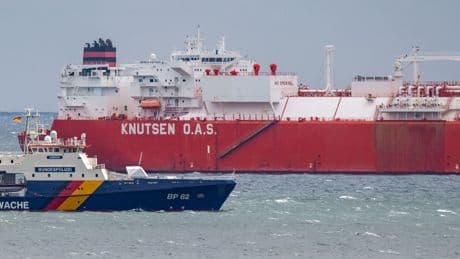 Schifffahrt: LNG-Tanker nach Grundberührung weiter vor Rügen festgesetzt