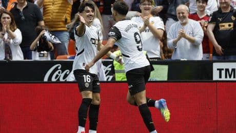 El Valencia golea al Getafe y sella la permanencia tras su curso más difícil