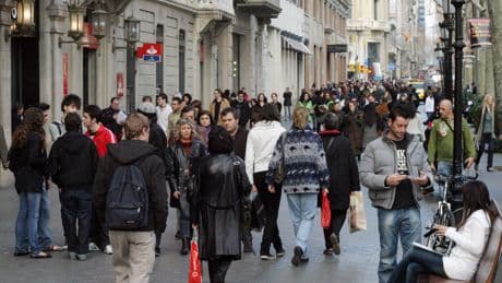 La población en España renueva récord hasta 49,1 millones por la llegada de extranjeros