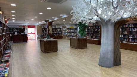 Akira Cómics se convierte en la primera librería del mundo con dos Óscar del cómic