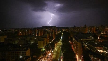 Paris: la femme gravement blessée par la chute d'une branche durant les orages est morte