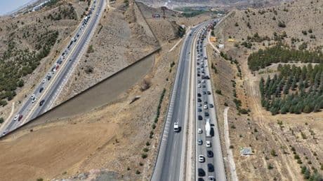 43 ilin geçiş güzergahı! Kilometrelerce araç kuyruğu oluştu
