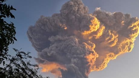 Indonésie : l'éruption du volcan Lewotobi Laki-Laki perturbe fortement le trafic aérien à Bali
