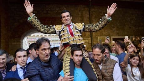 Emilio de Justo corta tres orejas y sale a hombros en Valladolid
