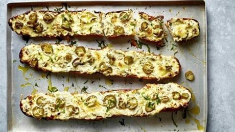 Überbackenes Jalapeño-Baguette mit dreimal Käse