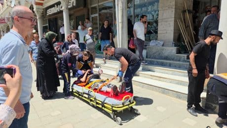 Fren yerine gaza bastığı otomobil, yayalara çarptı; gözyaşlarını tutamadı