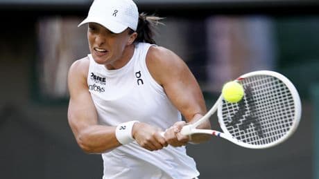 Iga Swiatek voor het eerst bij laatste vier op Wimbledon, nu tegen Belinda Bencic