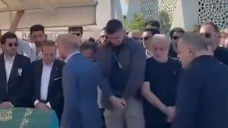 Bu görüntüler sosyal medyada çok konuşuldu: Egemen Bağış'a cenazede Bilal Erdoğan şoku