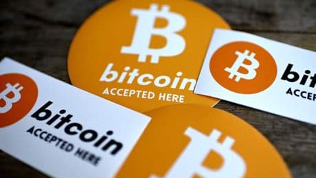 Il Bitcoin vola ai massimi a oltre 122.000 dollari. In rialzo anche le altre