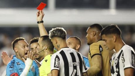 Neymar explota: "Hay malos árbitros, no me castiguen más"