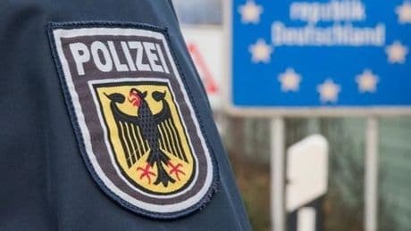 Duitse politie houdt naakte automobilist (25) aan bij grenscontrole