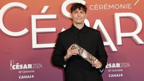 "Je voue un culte à 'Faites entrer l'accusé'": l'acteur Raphaël Quenard publie un livre sur un serial killer
