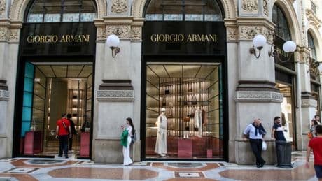 Des ouvriers chinois payés 4 euros de l'heure qui font 90 heures par semaine pour fabriquer des sacs à 4.000 euros: l'envers du luxe italien fait tache