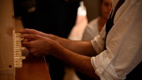 Un español consigue hacer sonar en Jerusalén el órgano más antiguo de la cristiandad