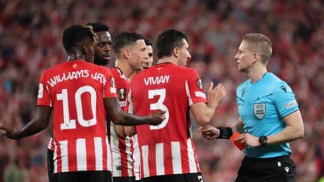 El penalti y la roja que hicieron estallar de indignación al Athletic: esto dice el reglamento sobre la polémica acción