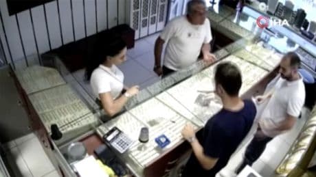 Arkadaşının hesabından 780 bin TL çaldı, kuyumcudan altın aldı! O anlar kamerada