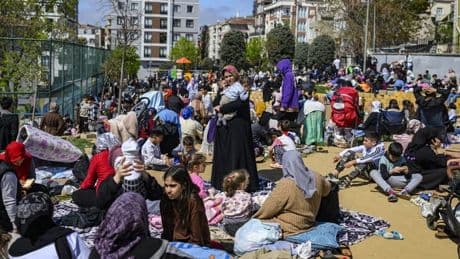 "C'était très effrayant": 236 personnes blessées après les séismes en Turquie, en grande partie en sautant de leur immeuble