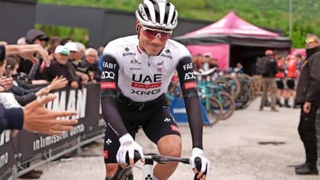 Herbeleef: eerste Giro d’Italia-aankomst bergop prooi voor Juan Ayuso