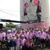 Grâce à l’artiste Zag, cette ville du Finistère voit la vie en rose et célèbre une bonne cause