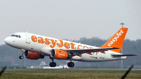 Una pareja provoca un escándalo en un vuelo a Alicante tras emborracharse y tener sexo a bordo