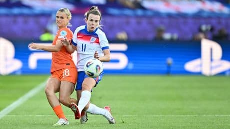 Sieg gegen Niederlande: Titelverteidiger England hält dem Druck stand