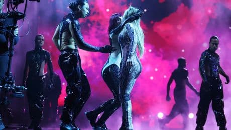 El beso lésbico de Jennifer Lopez en los AMAs da la vuelta al mundo