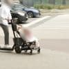 KIJK. VTM NIEUWS filmt item over ongevallen met elektrische step en ziet man buggy duwen vanop een e-step
