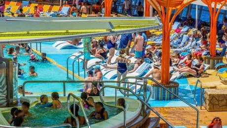 Disappointing photos show what it's actually like to go on a cruise
