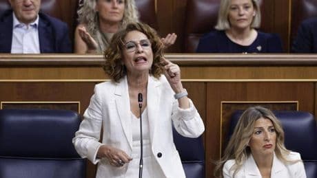 El Gobierno se faja ante el fuego graneado de oposición y socios
