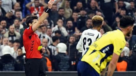 Beşiktaş, Fenerbahçe derbilerinde kırmızı kart görüyor
