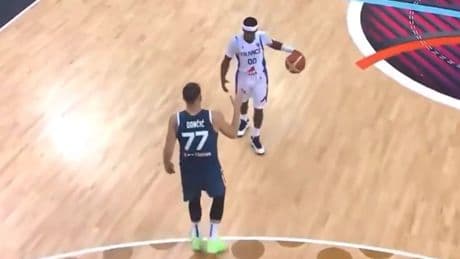 El irrespetuoso gesto de Francisco ante Doncic en el Francia - Eslovenia: le da la mano... y le clava una canasta a traición