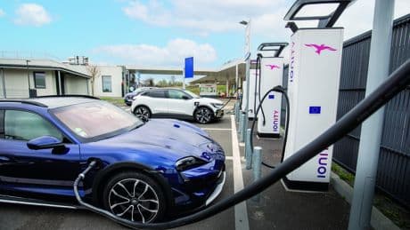 Voiture électrique: la recharge rapide progresse à grande vitesse