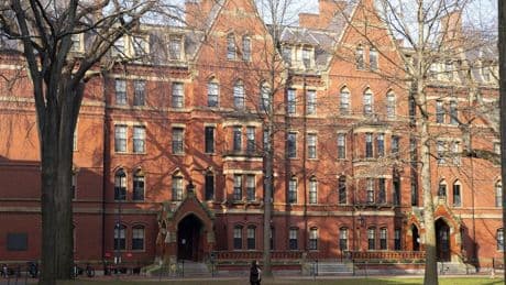 Una jueza federal bloquea cautelarmente la orden de Trump de prohibir nuevos estudiantes extranjeros en Harvard