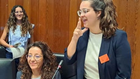 Una MIR con discapacidad auditiva reclama &quot;más médicos sordos para atender a pacientes sordos&quot;