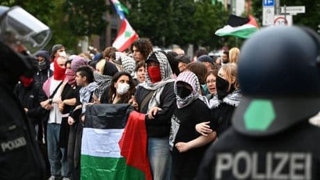 Checkpoint Charlie | Berlin: Polizei löst Palästina-Demo wegen Gewalt auf