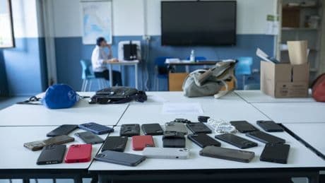 "Social dopo i 16 anni e niente device a scuola". Proposta la stretta sugli smartphone