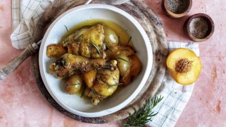 Pollo con melocotones de viña, una receta muy fácil con fruta de temporada que te enamorará
