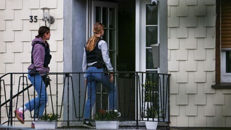 Menden im Sauerland: Polizei veröffentlicht Foto des Todesschützen – Video zeigt Festnahme von Frau