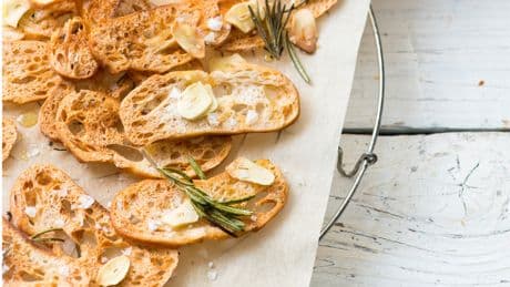 Altes Brot übrig? Dieser leckere Snack lässt sich daraus zaubern