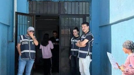 LGS'den manzaralar... Geç kalan öğrencilerin panik anları