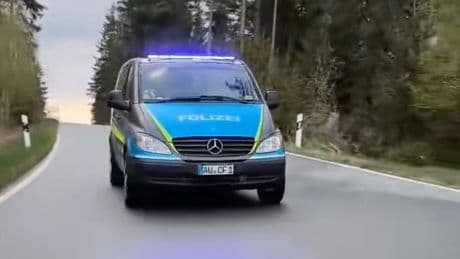 Mit Blaulicht unterwegs - Polizei zieht Fake-Streifenwagen aus dem Verkehr