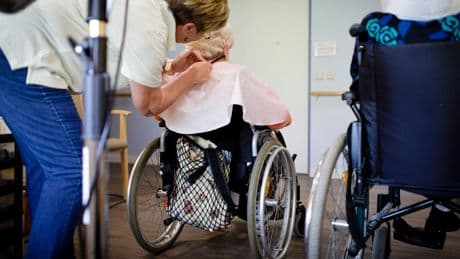 Hunderttausende betroffen - Ein kleines Wort macht Pflege 30 Prozent teurer