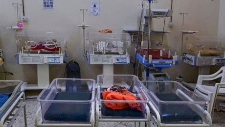 Giving mothers cash just before they give birth could halve infant mortality, study suggests
