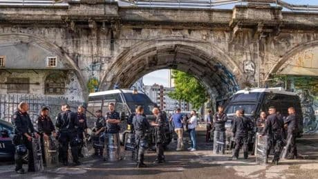 La policía de Milán desaloja la histórica casa okupa de Leoncavallo tras 133 intentos
